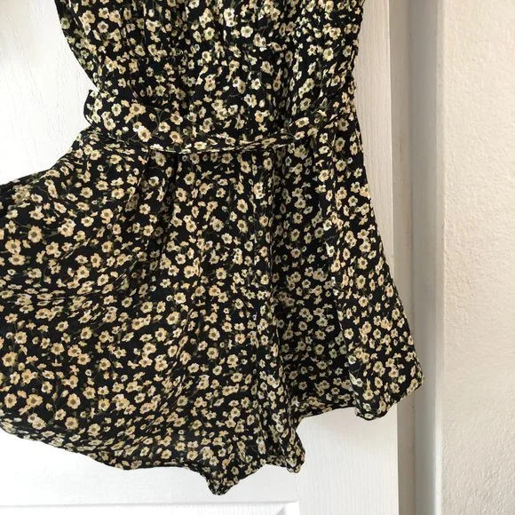 Faithfull The Brand Black & Cream Floral Short Sleeve Play Suit Romper Size 8 - Picture 9 of 10